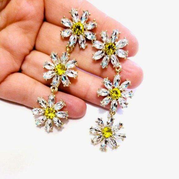 NWT Crystal Dangle Earrings Daisy Flowers Rhinestone Yellow Gold Daisies Drop - Picture 6 of 8